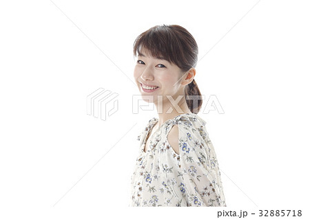 自然な表情の女性 自然な表情の女性 32885718