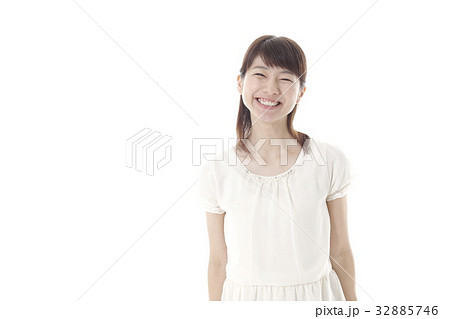 自然な表情の女性 32885746