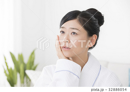 体調不良の女性 32886054