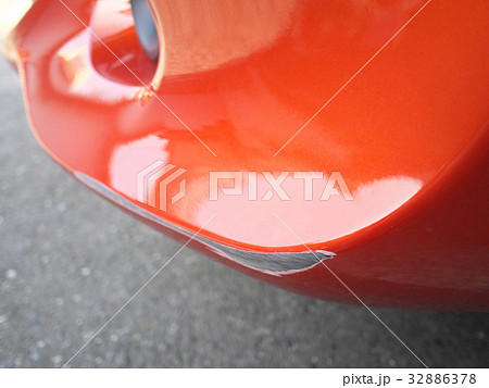 自動車のバンパーの壁に擦った傷 32886378