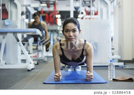 A portrait of a girl pressing up and looking ahead. 32886458
