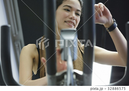 Woman is looking at her watch in fitness club 32886575