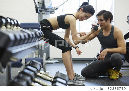 The instructor is conducting to trainee at gym center 32886750
