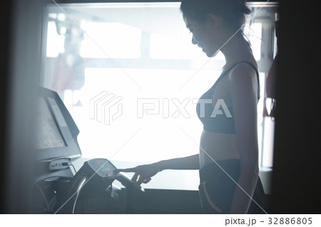 a photo of a woman using a machine to do gymnastics. 32886805