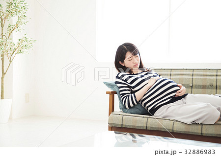 妊婦　妊娠　主婦　リビング　女性　ライフスタイル 32886983
