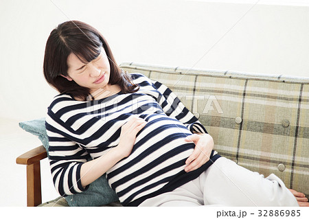 妊婦 妊娠 主婦 リビング 女性 ライフスタイル 妊婦 妊娠 主婦 リビング 女性 ライフスタイル 32886985