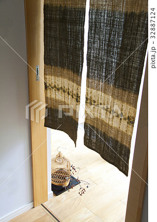 和風モダンのコーナー　のれん　鳥かごのドライ枝 32887124