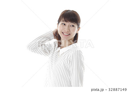 自然な表情の女性 32887149
