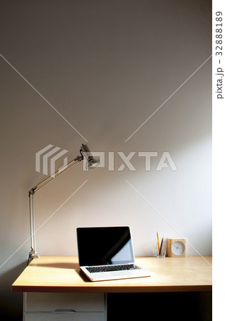 日差しの入るナチュラルな空間　デスク上のノートパソコン　ワーキングルーム 32888189