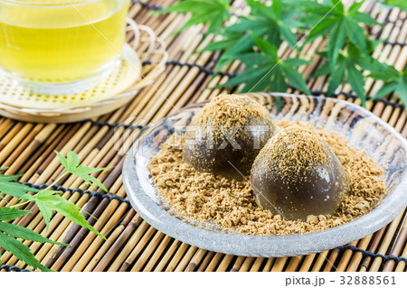 餡入りわらび餅 きな粉 餡入りわらび餅 きな粉 32888561