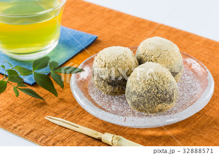 餡入りわらび餅 きな粉 餡入りわらび餅 きな粉 32888571