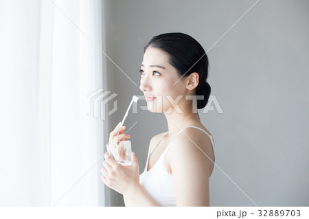 女性 歯磨き 女性 歯磨き 32889703