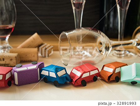 飲酒運転　酒酔い運転　酒気帯び運転　ワイン　飲み過ぎ　飲み残し 32891993