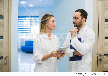 Medical Staff Having Discussion In Modern Hospital 32892364