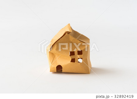 空き家問題　不良物件　老朽化　登記　不動産　相続　財産分与　廃屋　荒廃 32892419