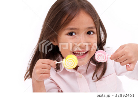 cute little girl eating sugar jelly sweet candy 32892451