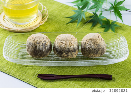 餡入りわらび餅 きな粉 餡入りわらび餅 きな粉 32892821