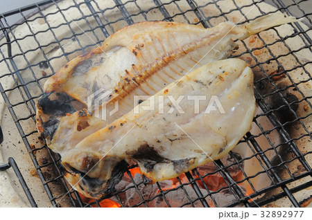 えぼ鯛のひものを炭火で焼く えぼ鯛のひものを炭火で焼く 32892977