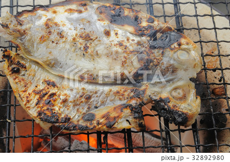 えぼ鯛のひものを炭火で焼く えぼ鯛のひものを炭火で焼く 32892980