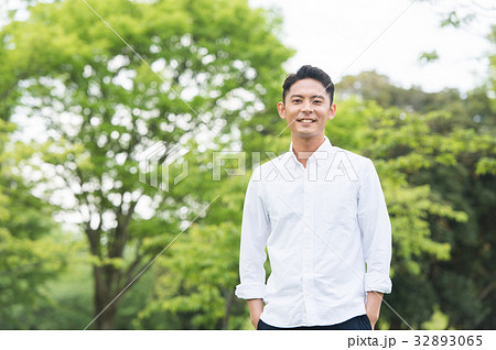 白いシャツの男性(緑背景) 白いシャツの男性(緑背景) 32893065