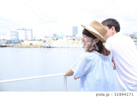 デッキでくつろぐ若い男女 32894271