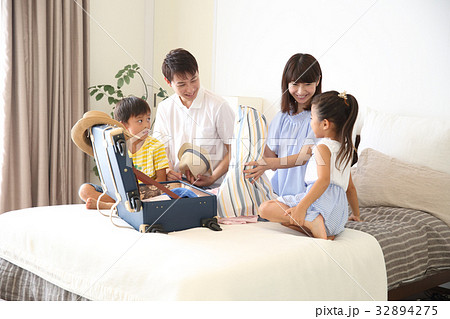 荷造りする家族 32894275