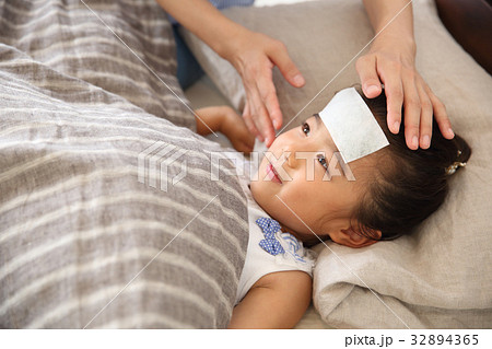ベッドに寝る幼児 32894365