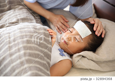 ベッドに寝る幼児 ベッドに寝る幼児 32894368