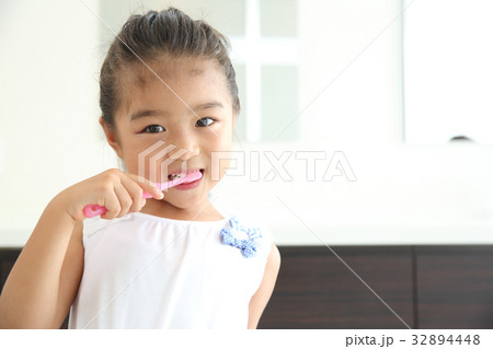 歯磨きするこども 32894448