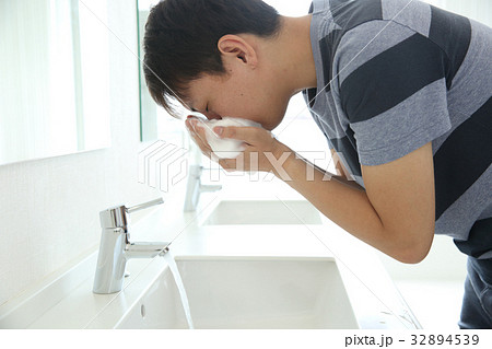 洗顔する男性 洗顔する男性 32894539