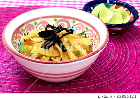 ソパ・デ・アステカ（メキシコ料理） 32895121