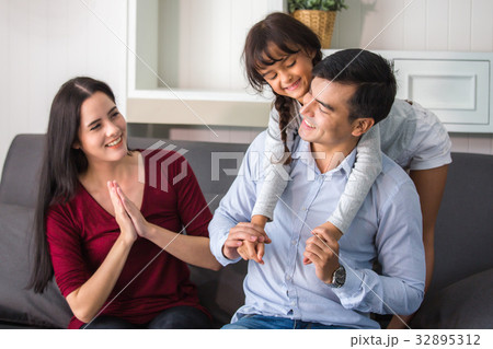 Kid holding to father with smiling 32895312