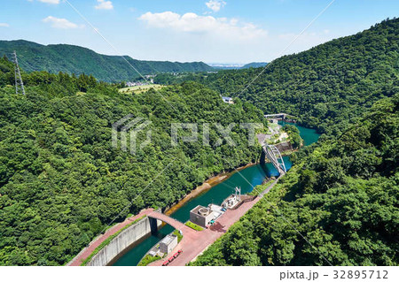 神奈川県　宮ヶ瀬ダム下流の景色 32895712