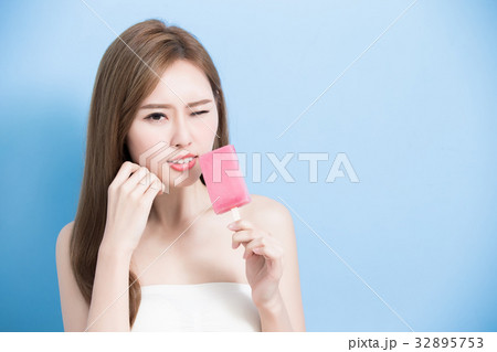 woman take popsicle 32895753