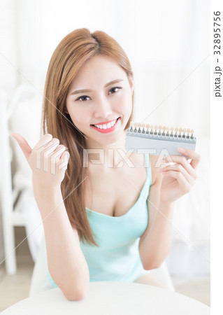 tooth whiten concept 32895756