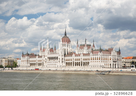 beautiful parliament building, Budapest 32896628