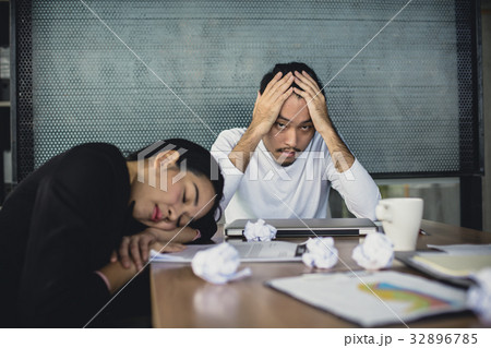 Asian business people working with serious feeling 32896785