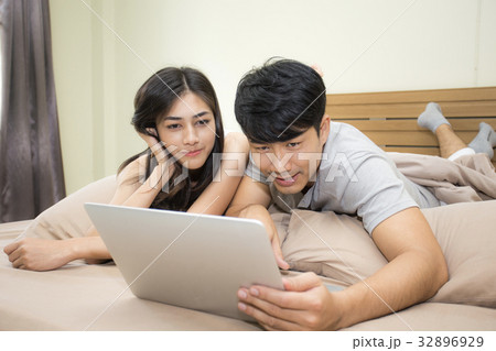 Asian couple man and woman using computer 32896929