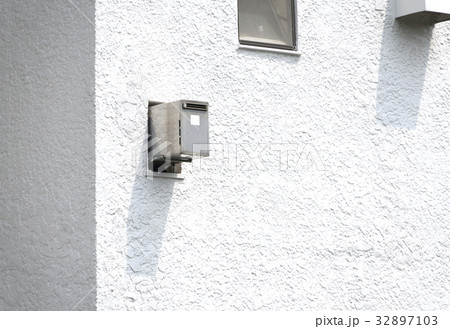 古いマンション 外壁と バランス釜の排気口 古いマンション 外壁と バランス釜の排気口 32897103