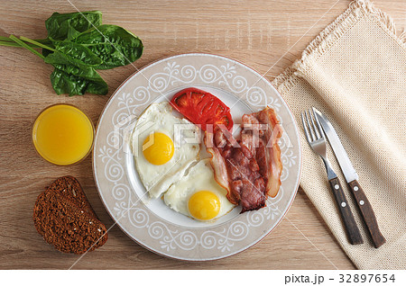 scrambled eggs with bacon, spinach  32897654