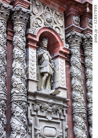 colonial building with sculptures 32897999