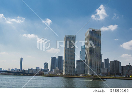 晴海の高層ビル群と運河 32899166