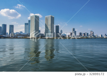 晴海、月島方面の高層ビル群と運河 晴海、月島方面の高層ビル群と運河 32899172