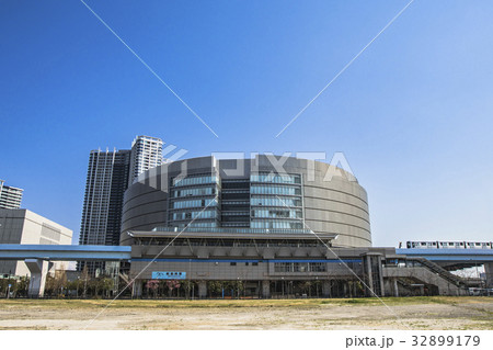 ゆりかもめ新豊洲駅と新豊洲変電所 32899179