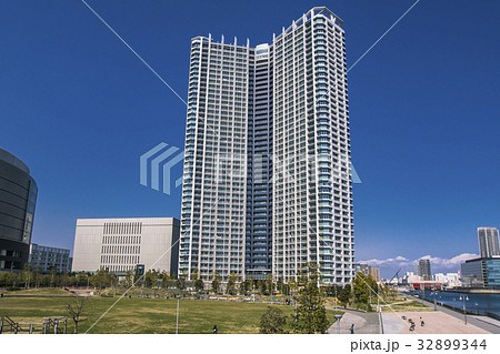 新豊洲の高層マンションと青空 32899344