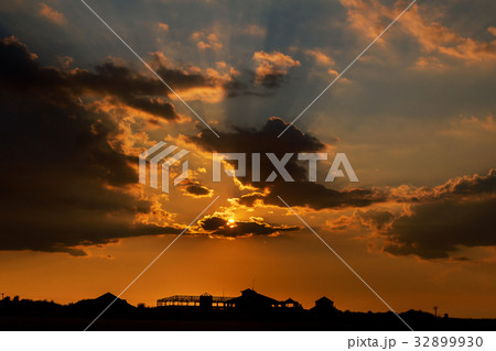 Spectacular sunset over landscape exterior Spectacular sunset over landscape exterior 32899930
