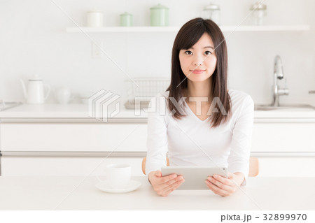 タブレットを使う女性 タブレットを使う女性 32899970