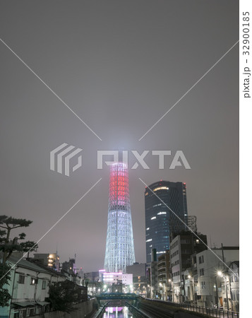 雲の中に伸びる日本国旗をイメージした照明の東京スカイツリー(40回目の隅田川花火大会開催記念)_c 雲の中に伸びる日本国旗をイメージした照明の東京スカイツリー(40回目の隅田川花火大会開催記念)_c 32900185