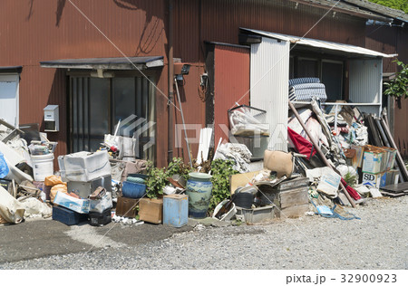 ごみ屋敷　現代社会 32900923