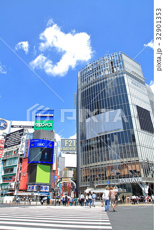 夏の渋谷駅前スクランブル交差点 32901353